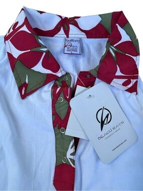 Sea World Woman’s White Sleeveless Golf Topwith Red & Green Collar NWT SZ L